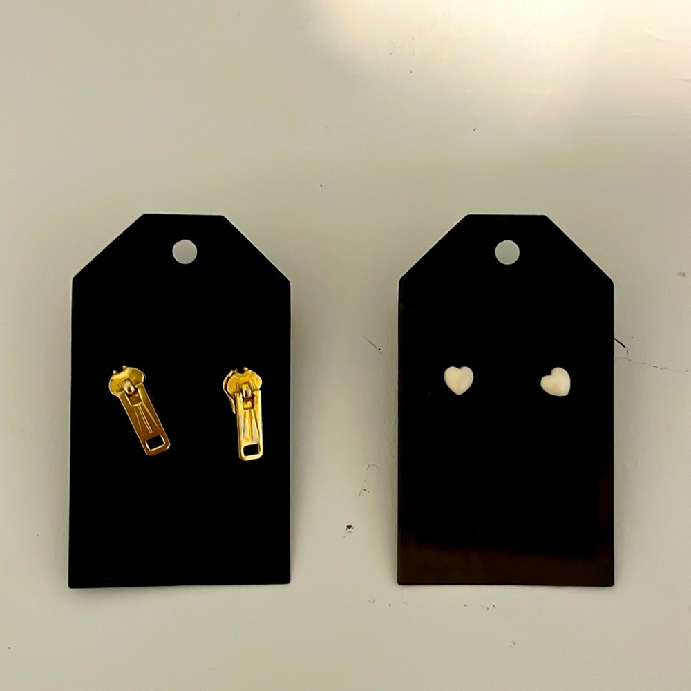 These two pairs of earrings come together they are 5 dollars for both.